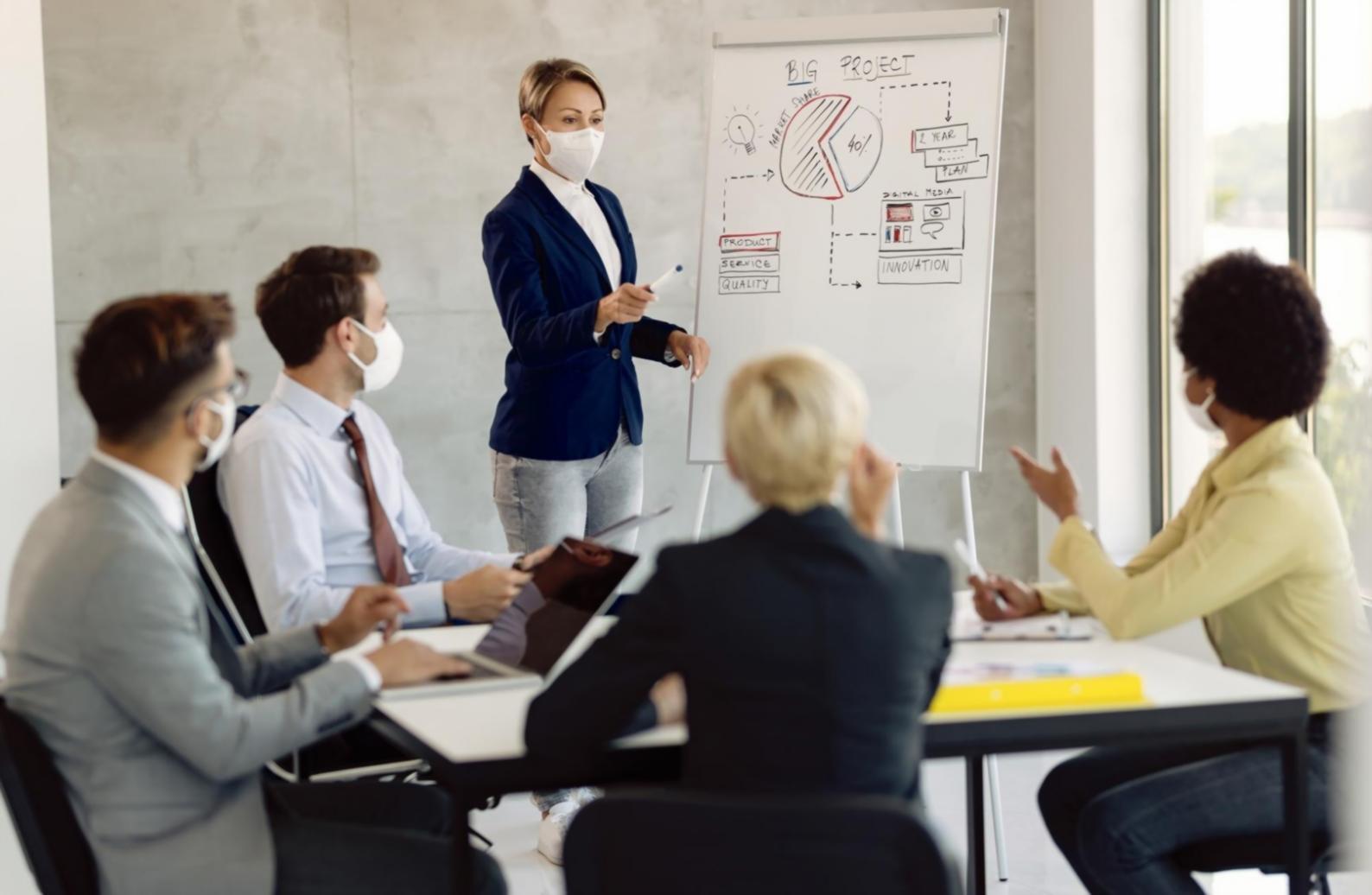 Persona che studia psicologia del pensiero con materiali didattici